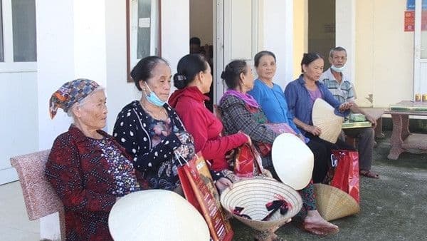 Một nhóm người cao tuổi ngồi chờ, tượng trưng cho đối tượng khách hàng mà các hợp đồng sở hữu kỳ nghỉ thường nhắm đến.