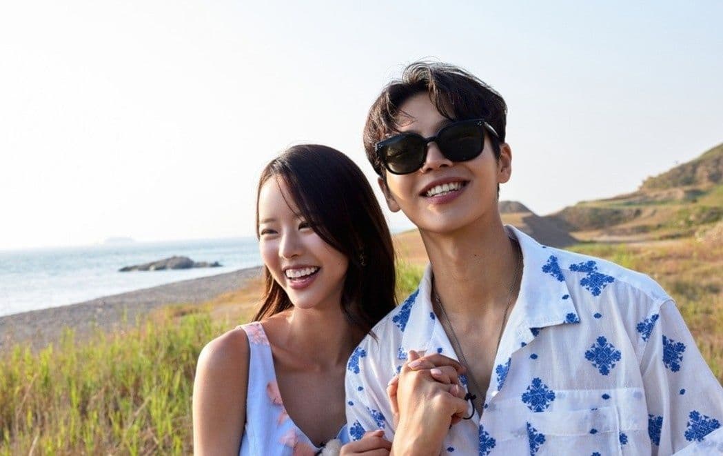 Một nhóm người nhìn qua khe cửa, tượng trưng cho sự giám sát và kịch tính hậu trường của truyền hình thực tế hẹn hò.