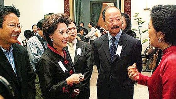 Một nhóm người tham dự sự kiện kinh doanh, thể hiện sự công bố và tuyên ngôn chiến lược của doanh nghiệp.