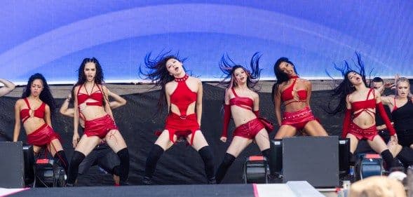 Một nhóm nhạc nữ trình diễn trên sân khấu, đại diện cho làn gió mới tại VMA 2025.