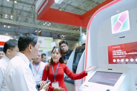 Một nhân viên ngân hàng giới thiệu dịch vụ ngân hàng số tại kiosk thông minh, minh họa giải pháp công nghệ để củng cố niềm tin.