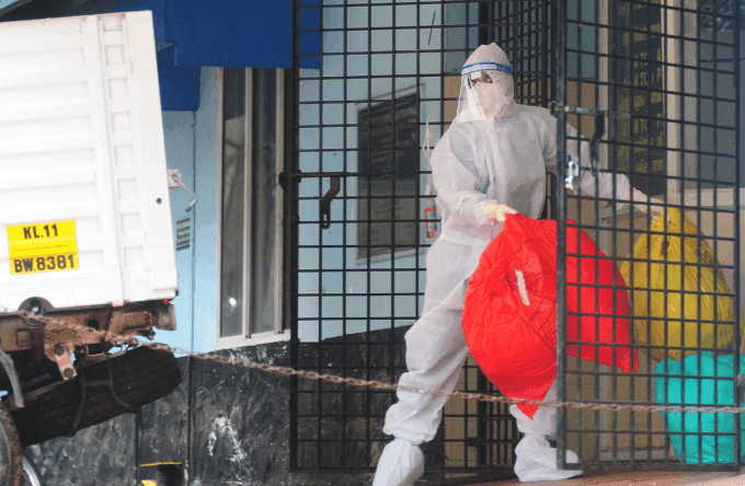 Một nhân viên y tế trong đồ bảo hộ xử lý chất thải nguy hại từ trung tâm cách ly virus Nipah ở Kerala, Ấn Độ.