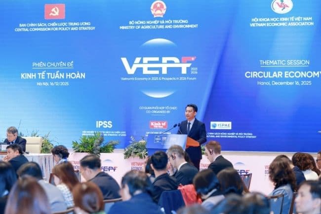 Một nông dân đang chăm sóc cây trồng trong vườn, tượng trưng cho những thách thức và nỗ lực trong canh tác cà phê tại Việt Nam.