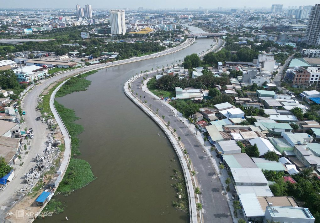 Một đoạn kênh Tham Lương - Bến Cát đang được cải tạo, ảnh hưởng đến khả năng thoát nước của đô thị.