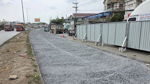 Một đoạn Quốc lộ 51 đang trong quá trình thi công, tượng trưng cho những khoản đầu tư vào hạ tầng và sự phát triển của đất nước.