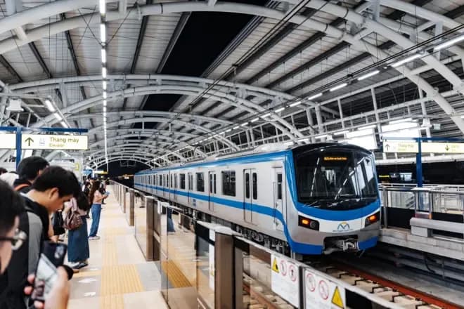 Một đoàn tàu metro hiện đại, biểu tượng của giao thông xanh và hệ sinh thái an toàn, bền vững trong tương lai.