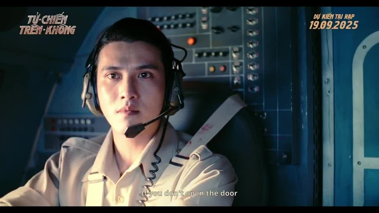 Một phi công trong buồng lái máy bay, thể hiện bối cảnh căng thẳng và nguy hiểm của 'Tử Chiến Trên Không'.