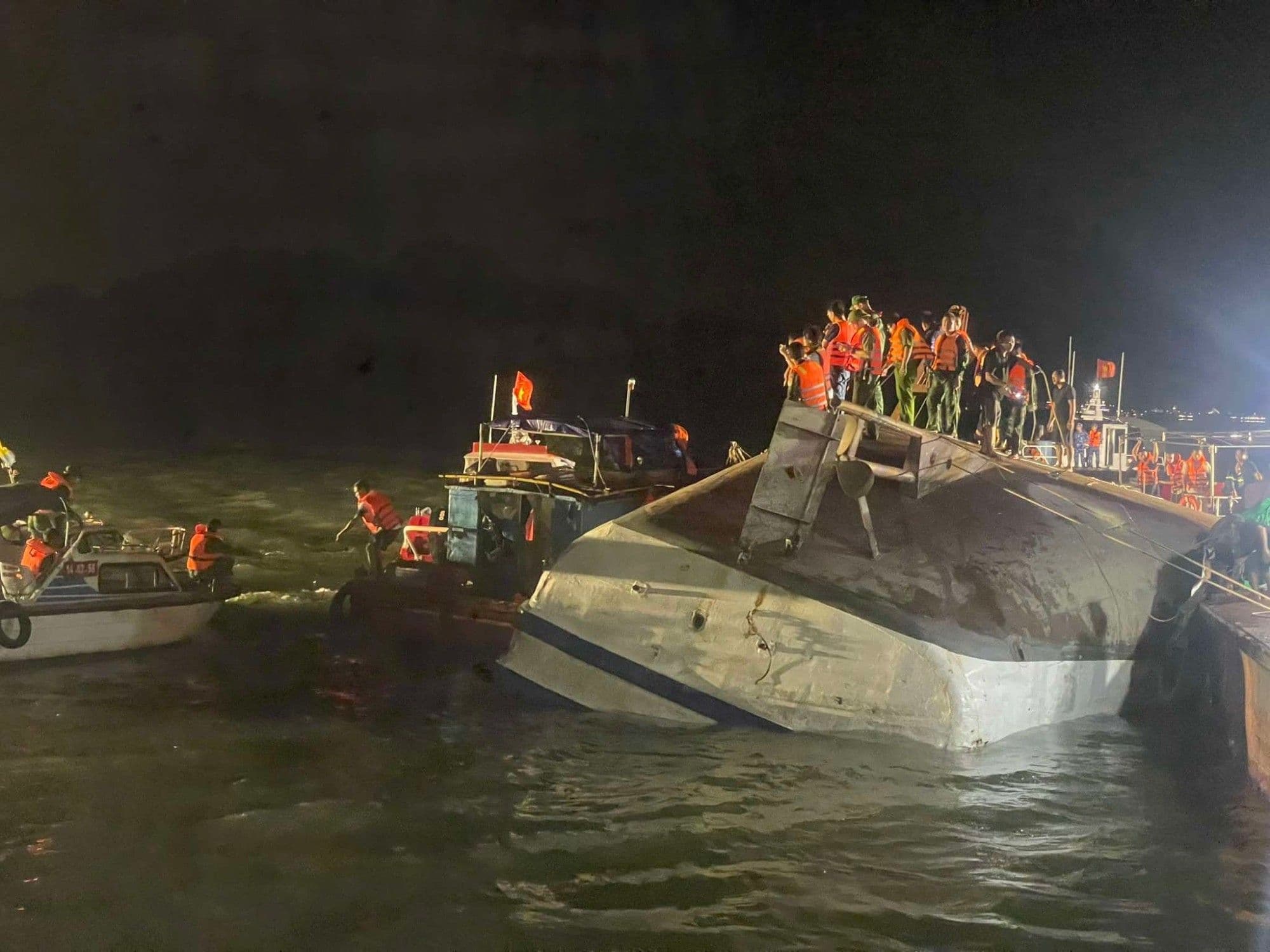 Một phần tàu du lịch bị lật úp đã được trục vớt, thể hiện nỗ lực khắc phục hậu quả thảm kịch