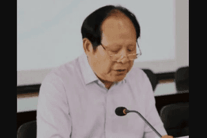 Một quan chức đang phát biểu, tượng trưng cho việc xử lý kỷ luật, khai trừ khỏi Đảng và tịch thu tài sản đối với các cá nhân vi phạm.
