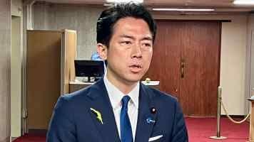 Một quan chức đang thảo luận về chính sách kinh tế và thương mại.