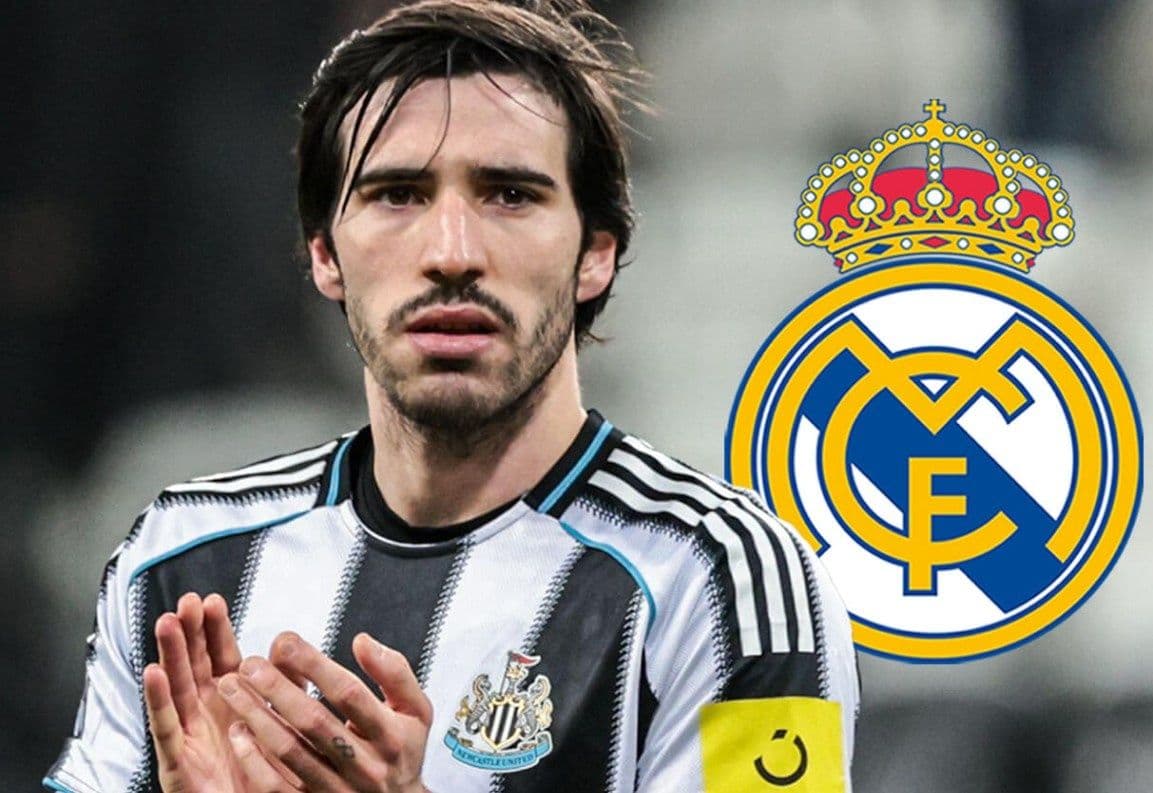 Một quan chức bóng đá đang thảo luận, tượng trưng cho sự minh bạch và công bằng trong quản lý bóng đá.