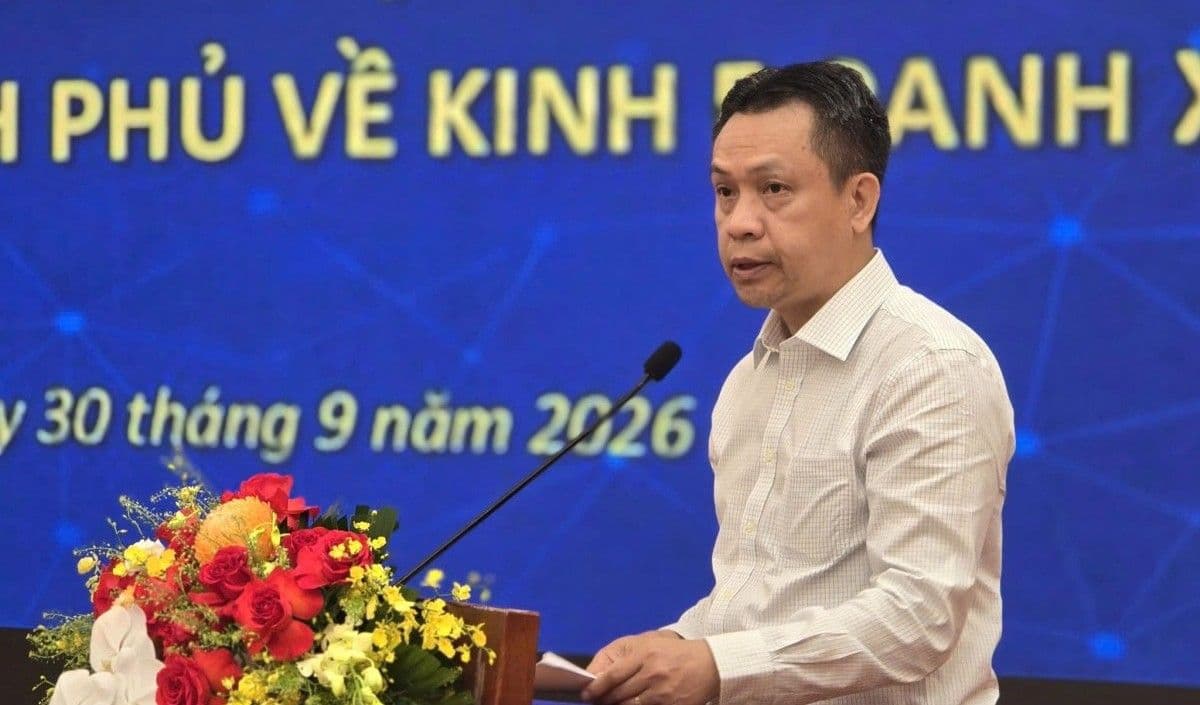Một quan chức chính phủ phát biểu về chính sách quản lý giá xăng dầu, thể hiện các quyết định gia hạn thuế.