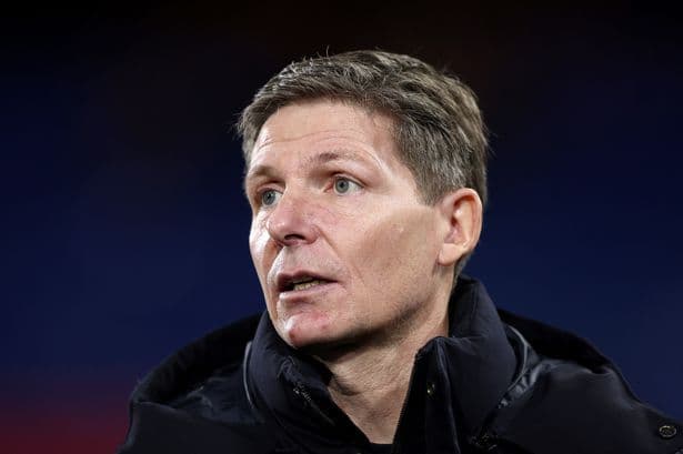 Một quan chức hoặc huấn luyện viên của Tottenham thể hiện sự lo lắng về bản sắc và tương lai của câu lạc bộ.