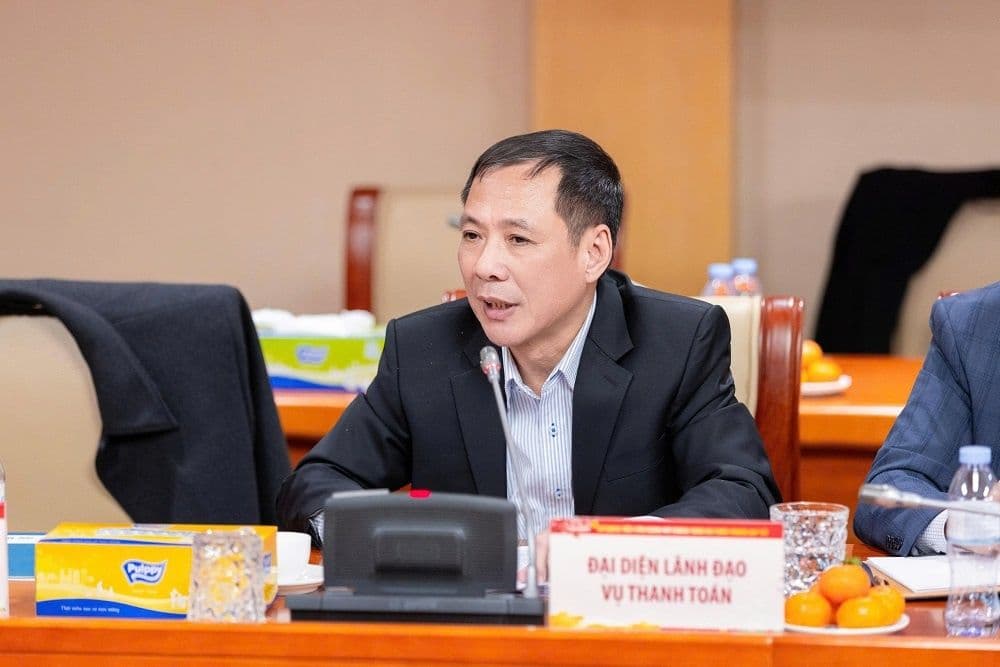 Một quan chức ngân hàng phát biểu tại cuộc họp, tượng trưng cho yếu tố con người và sự tin cậy trong ngành tài chính.