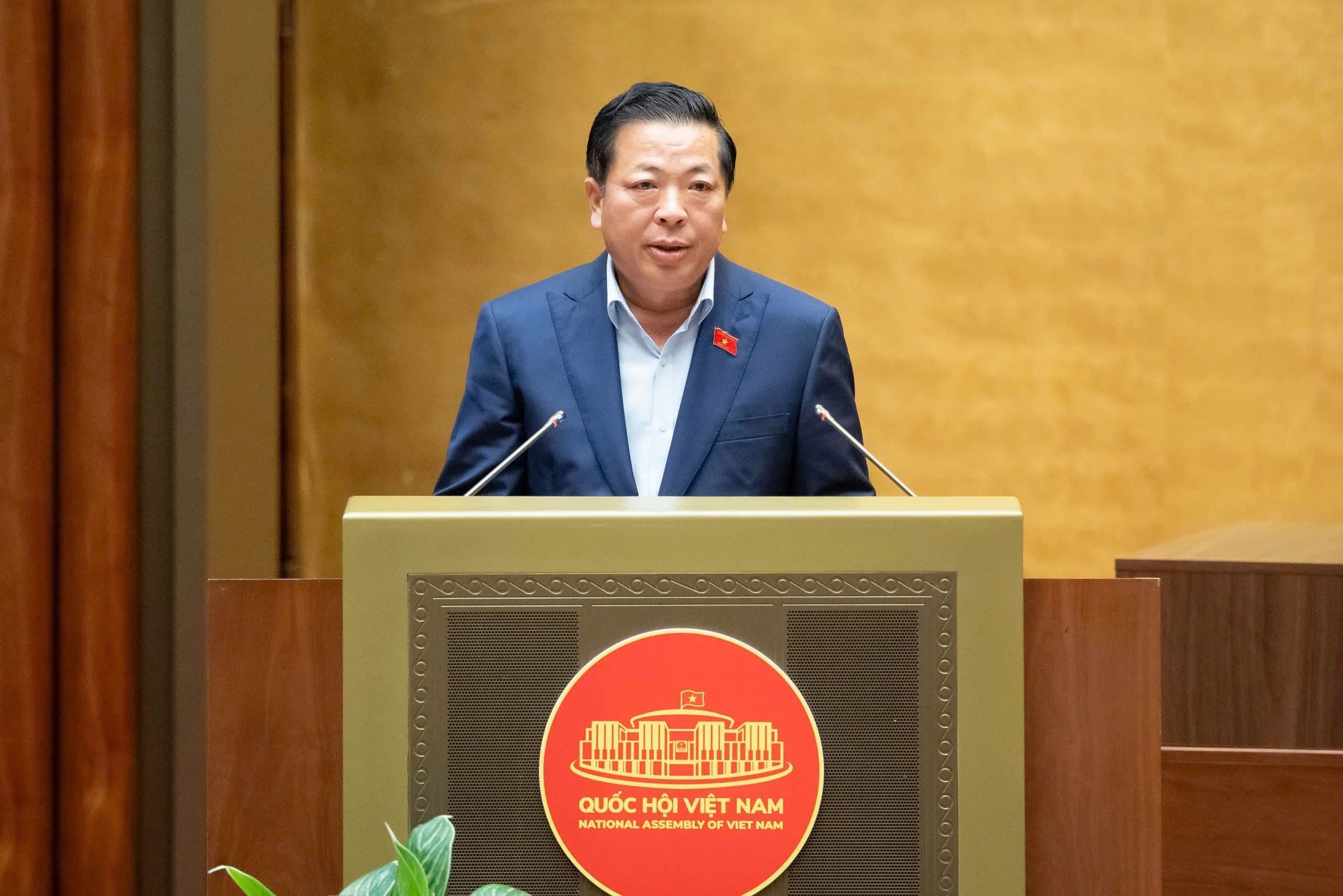 Một quan chức phát biểu tại Quốc hội, thảo luận về các giải pháp không phận chung và đảm bảo an toàn tuyệt đối cho sân bay Gia Bình.