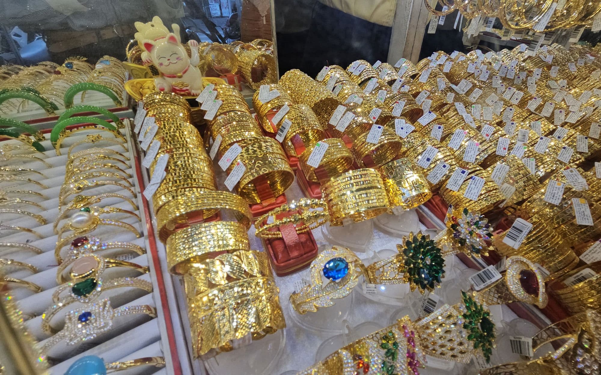 Một quầy trưng bày trang sức vàng lấp lánh, tượng trưng cho thị trường vàng đang ở ngã ba đường với nhiều biến động.