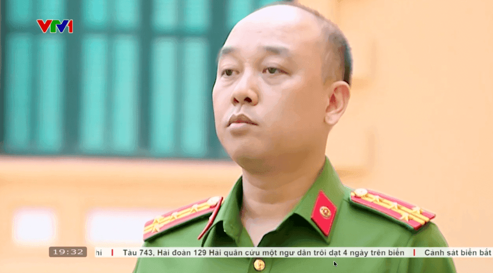 Một sĩ quan công an đại diện Bộ Công an phát biểu, khẳng định vụ việc được xử lý đúng quy trình trước làn sóng tin giả.