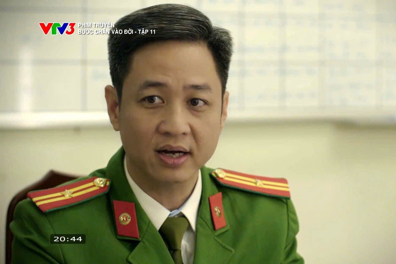 Một sĩ quan công an trong phim Bước Chân Vào Đời, tượng trưng cho áp lực và quy tắc xã hội.