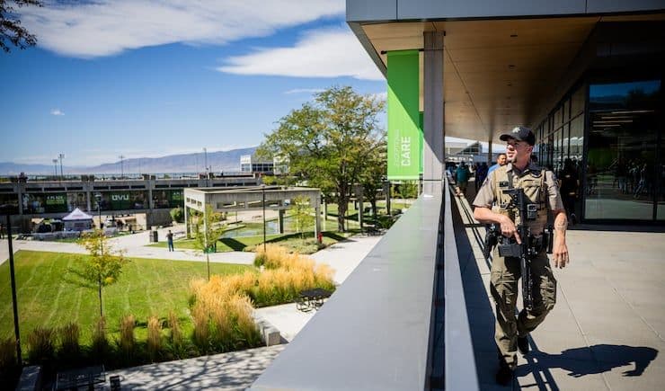 Một sĩ quan cảnh sát vũ trang tuần tra trên ban công tại khuôn viên Đại học Utah Valley.