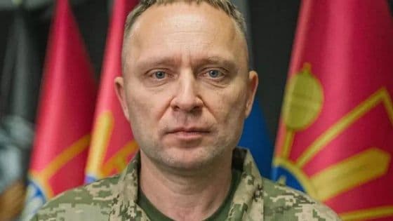 Một sĩ quan quân đội Ukraine, đại diện cho các nỗ lực của Ukraine trong việc tìm kiếm giải pháp cho chuỗi cung ứng.