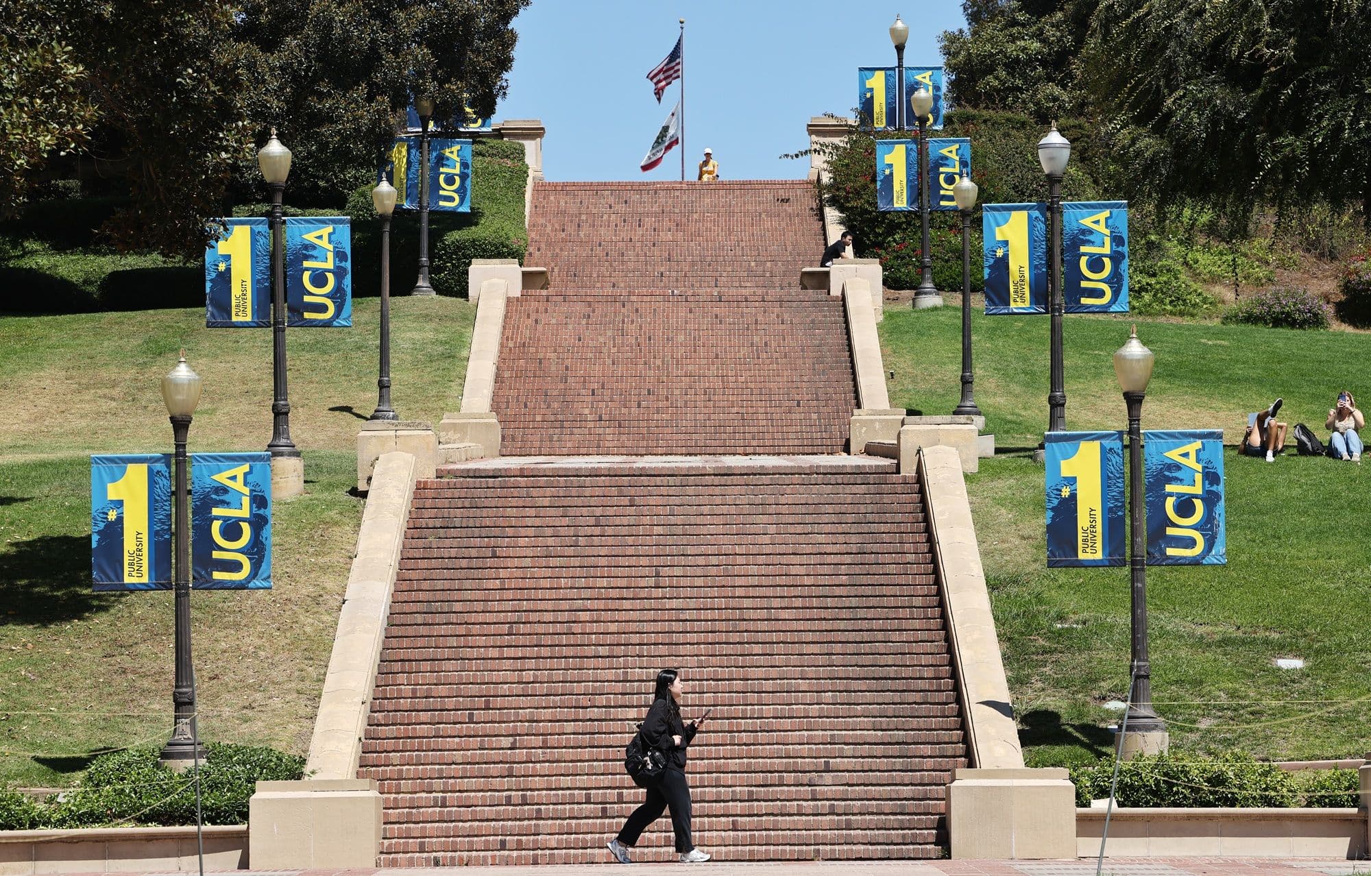 Một sinh viên đi lên cầu thang lớn tại khuôn viên UCLA, tượng trưng cho hành trình học tập và phát triển tư duy phản biện trong môi trường giáo dục.