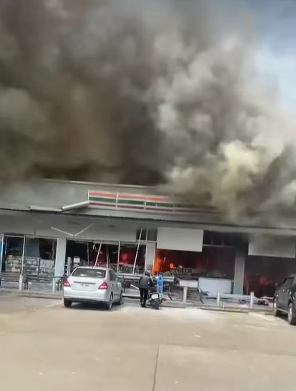 Một tòa nhà bị cháy và hư hại nặng nề, minh họa hậu quả tàn khốc của giao tranh biên giới đối với dân thường.