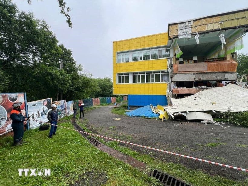 Một tòa nhà bị hư hại sau trận động đất, minh họa hậu quả tiềm tàng của các chấn động địa chất và sóng thần.