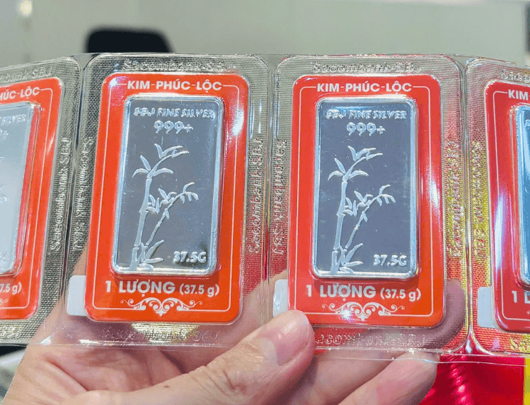 Một tay đang giữ các thỏi bạc SBJ Fine Silver 999+ được đóng gói, tượng trưng cho bạc như một kênh đầu tư.