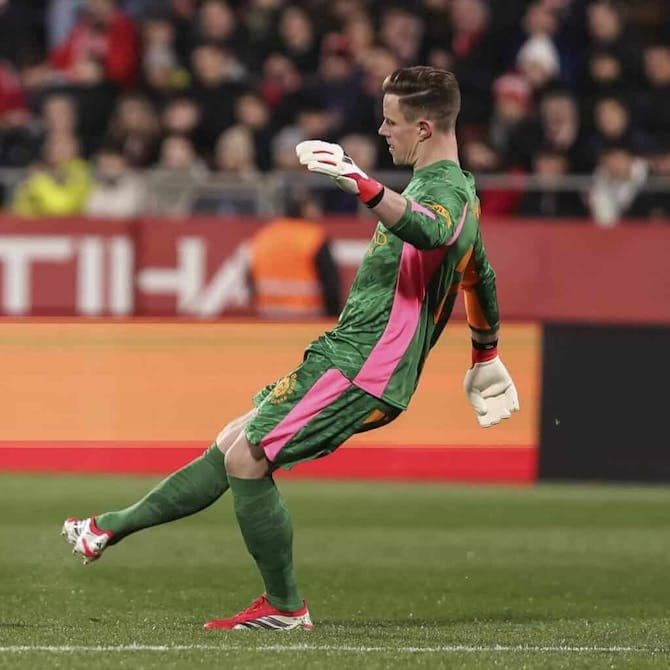 Một thủ môn đang thực hiện pha cứu thua, tượng trưng cho vai trò quan trọng của Jordan Pickford tại Everton.