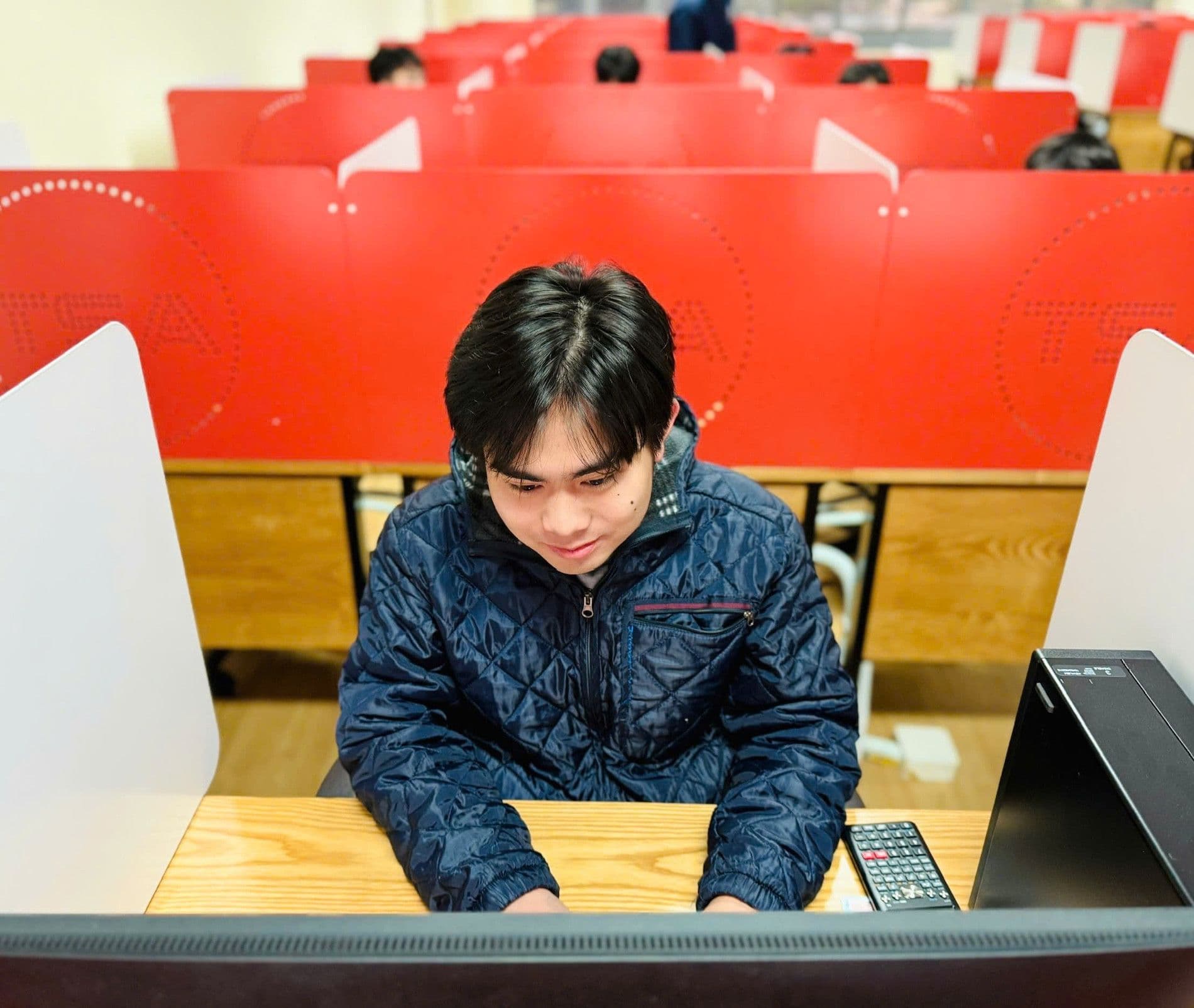 Một thí sinh đang tập trung làm bài thi Đánh giá Tư duy (TSA) trên máy tính trong phòng thi.