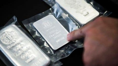 Một thỏi bạc 999.0 Fine Silver được chỉ vào, minh họa đà tăng giá của bạc trên thị trường.