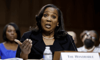 Một thống đốc Fed phát biểu, tượng trưng cho áp lực chính trị và nỗ lực bảo vệ tính độc lập của ngân hàng trung ương.