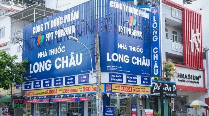Mặt tiền nhà thuốc FPT Long Châu, biểu tượng cho sự tăng trưởng mạnh mẽ của chuỗi.