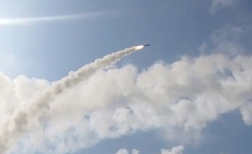 Một tên lửa được phóng lên trời, minh họa căng thẳng địa chính trị ở Trung Đông gây áp lực lên nguồn cung dầu toàn cầu.