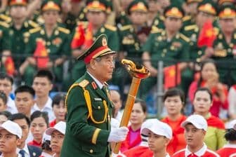 Một tướng lĩnh quân đội cầm đuốc trong lễ kỷ niệm 80 năm Quốc khánh Việt Nam.