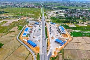 Một trạm dừng nghỉ trên cao tốc, minh họa các dự án hạ tầng quy mô lớn có khả năng tạo ra động lực kinh tế cho các khu vực.