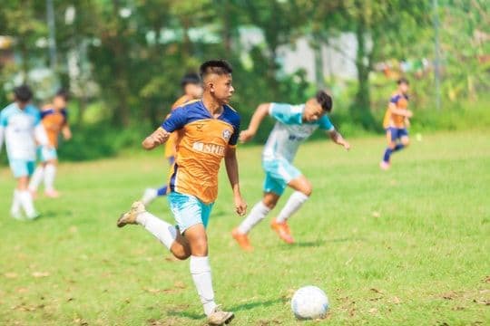 Một trận đấu bóng đá đang diễn ra, tượng trưng cho khởi đầu mùa giải Saudi Pro League 2025/26 đầy dấu ấn.