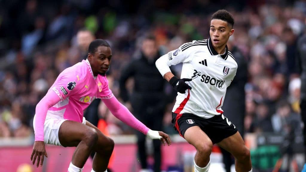 Một trận đấu FA Cup, tượng trưng cho tinh thần và ý nghĩa chiến lược của giải đấu.