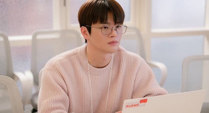 Một trong những chàng trai ảo trong "Boyfriend on Demand", đại diện cho sự hoàn hảo được lập trình.