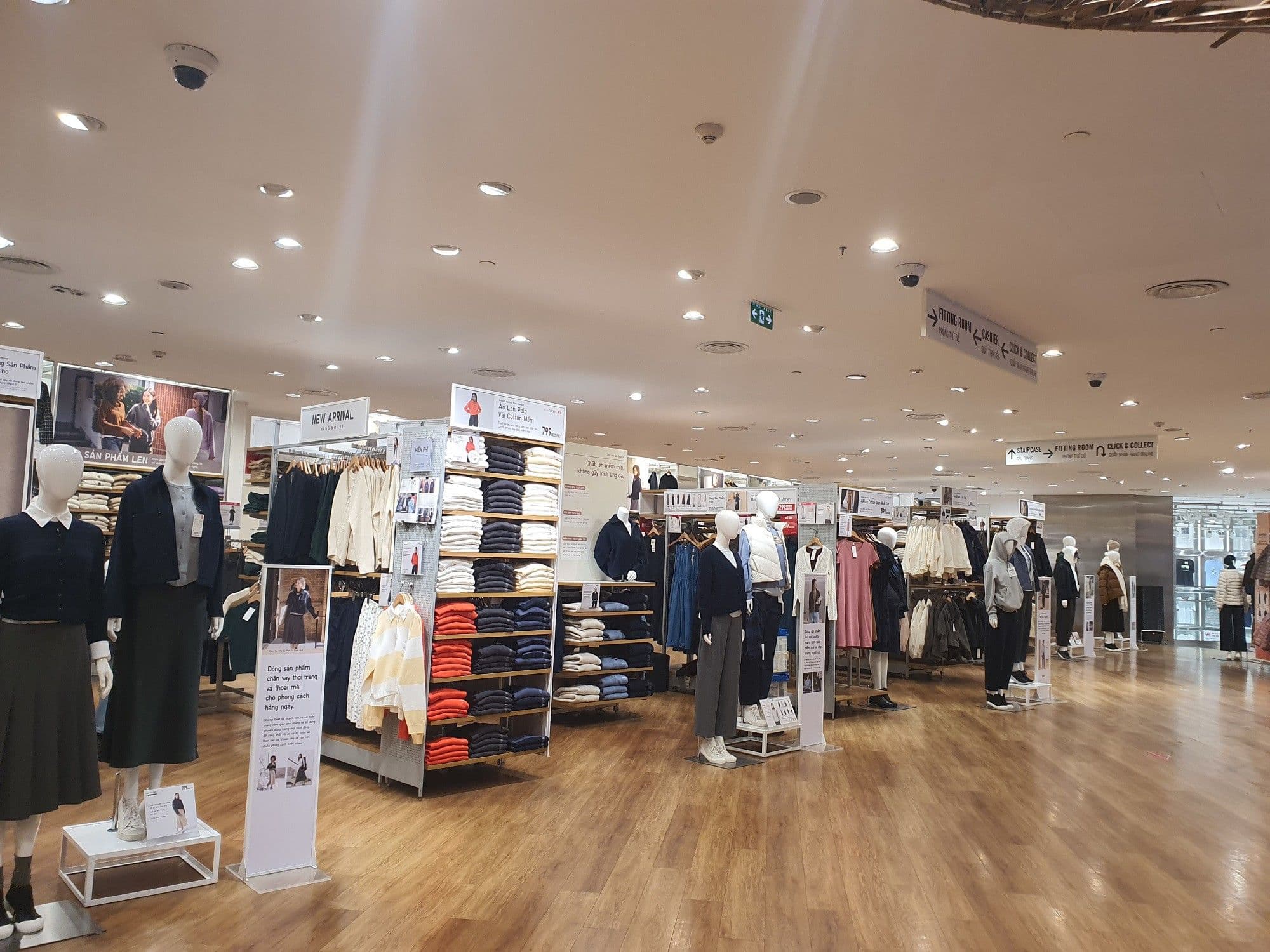 Một trung tâm thương mại vắng vẻ, phản ánh tình hình kinh tế khó khăn và xu hướng tiết kiệm chi tiêu, ảnh hưởng đến hành vi mua sắm của cộng đồng.