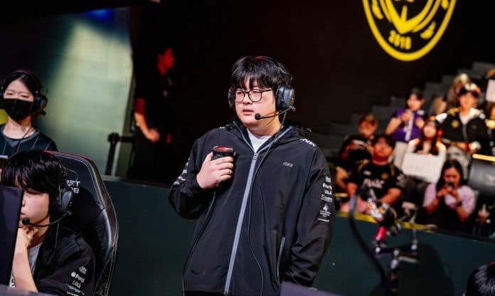 Một tuyển thủ của BNK FearX (BFX) trong trận đấu căng thẳng với KT Rolster tại Playoffs LCK 2025