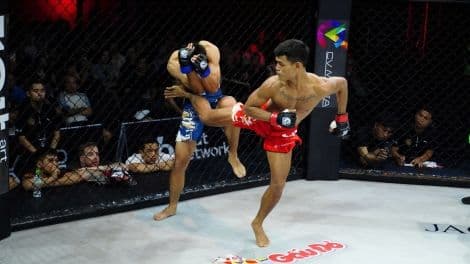 Một võ sĩ MMA thực hiện cú đá uy lực trong trận đấu, thể hiện kỹ năng và chiến lược huấn luyện.