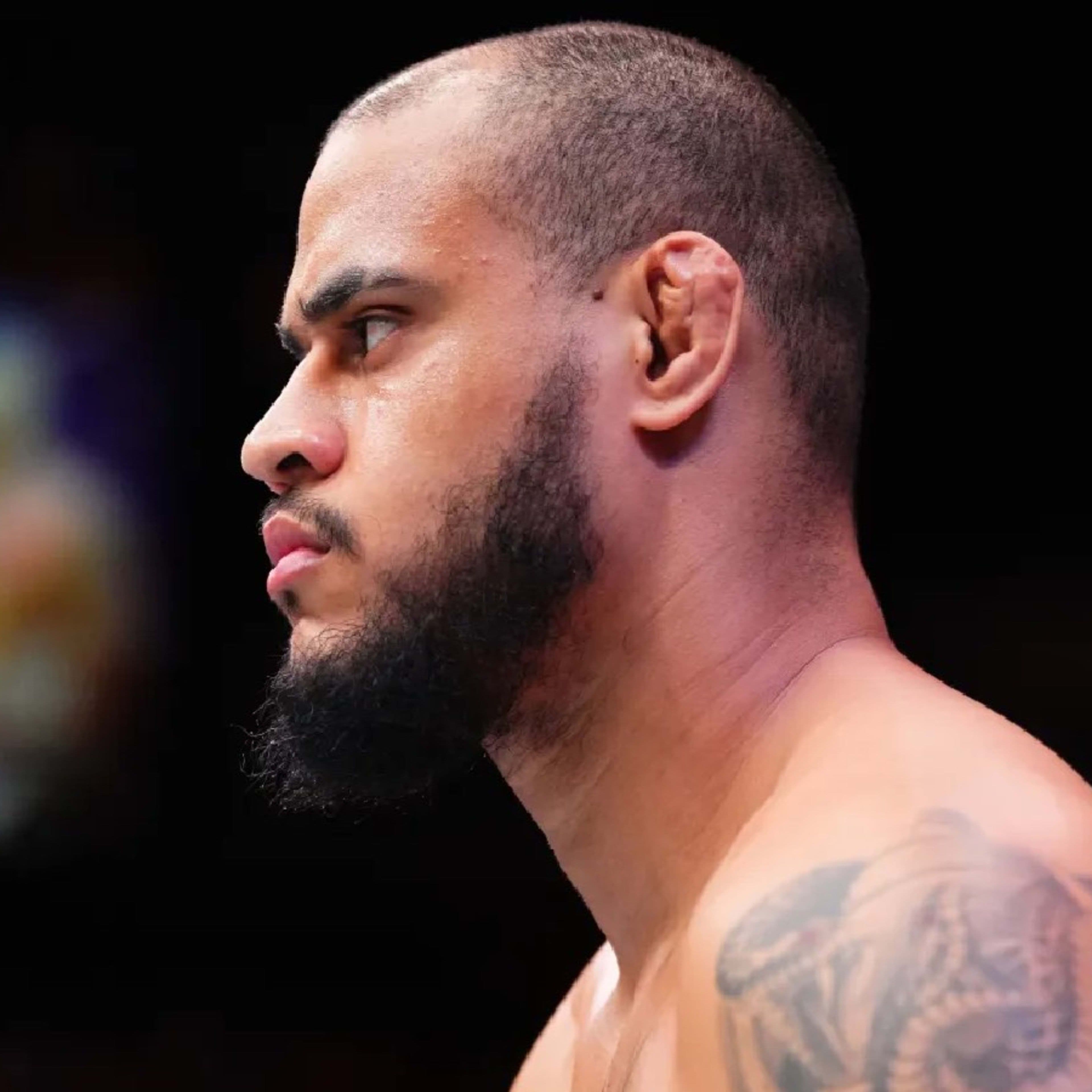 Một võ sĩ MMA trong trận đấu quyết định tại UFC 325