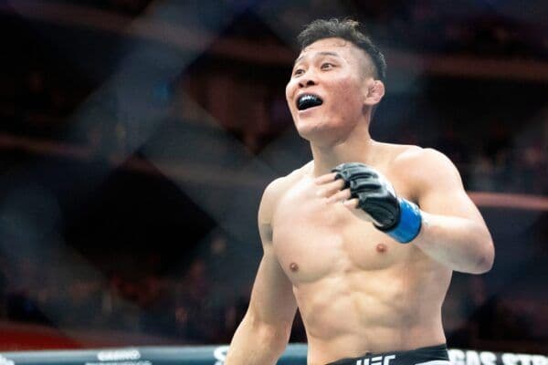 Một võ sĩ UFC nam đang nhìn lên với vẻ quyết tâm hoặc chiến thắng.