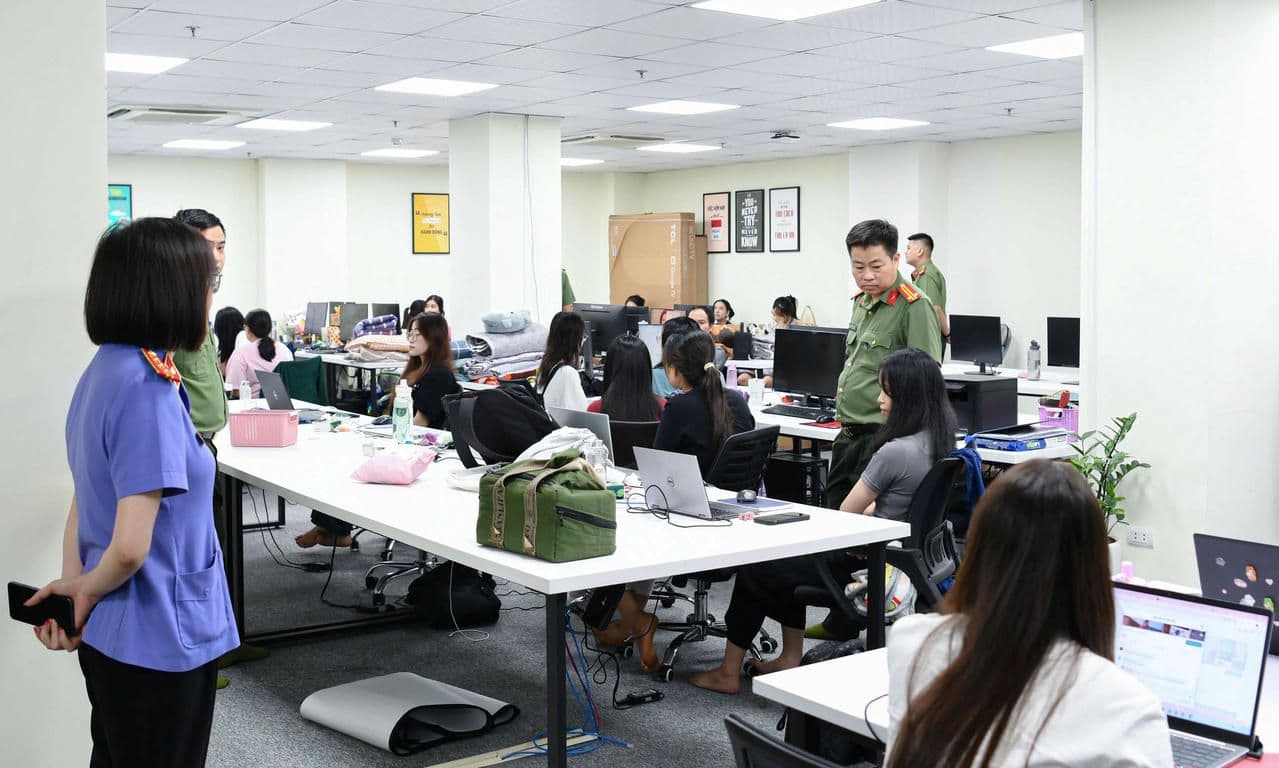 Một văn phòng lớn với nhiều người đang làm việc, thể hiện quy mô hoạt động của sàn tiền ảo FMCPAY.