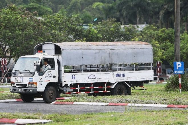 Một xe tải đang thực hiện bài sát hạch lái xe, minh chứng cho việc siết chặt quy trình thi thực hành và những bài học từ thực tiễn.