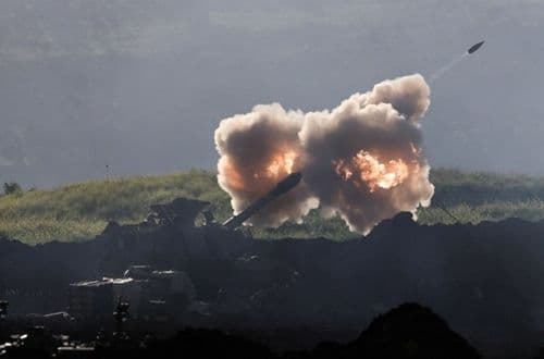 Một xe tăng đang khai hỏa tạo ra cột khói lớn, tượng trưng cho xung đột địa chính trị gây áp lực lên giá dầu thế giới.