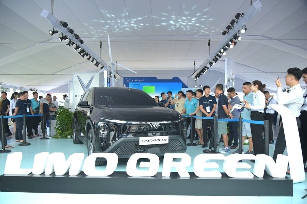 Mẫu xe điện VinFast Limo Green được trưng bày tại sự kiện 'Đổi xăng lấy điện', thu hút sự chú ý của khách tham quan.