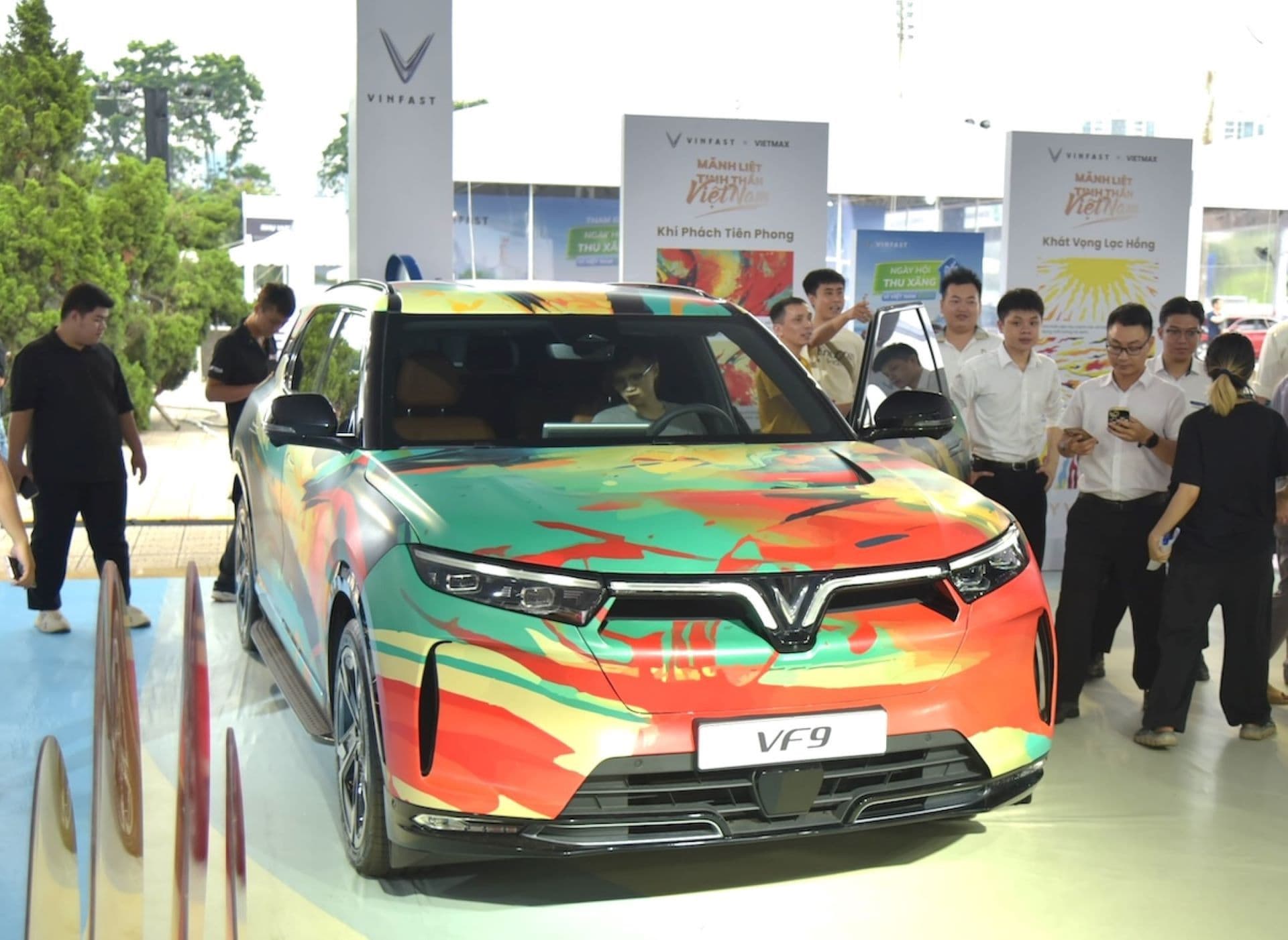 Mẫu xe điện VinFast VF 9 với thiết kế hiện đại và màu sắc nổi bật, thể hiện tầm nhìn về tương lai di chuyển xanh.