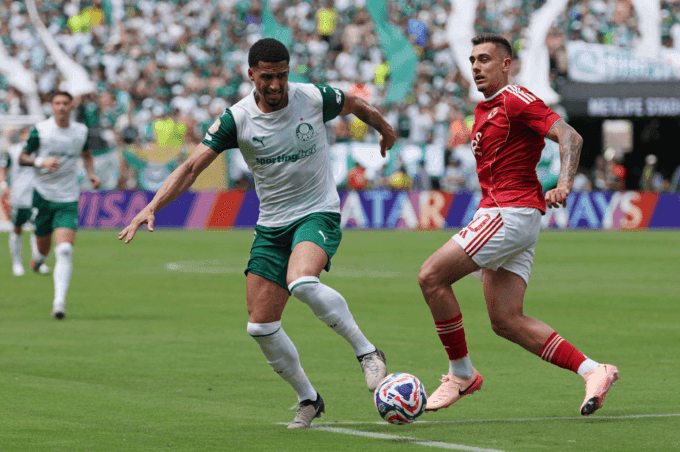 Murilo Cerqueira (áo trắng) tranh bóng với Nejc Gradisar trong trận Palmeiras thắng Al Ahly 2-0 trên sân vận động MetLife, East Rutherford, New Jersey, Mỹ ngày 19/6/2025. Ảnh: AFP